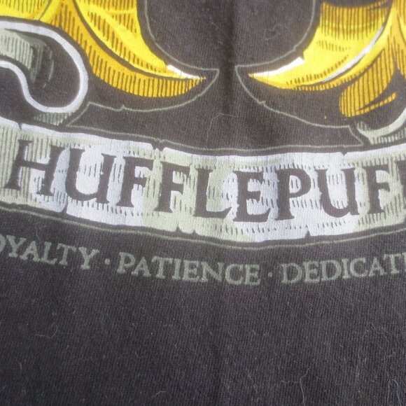 Harry Potter Hufflepuff Badger Skunk T-Shirt - Size Small Women's. - Picture 3 of 9